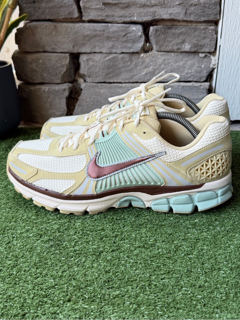 Nike Zoom Vomero 5 SE Team Gold/Pale Ivory/Seafoam/Fauna Brown Men’s Sneakers